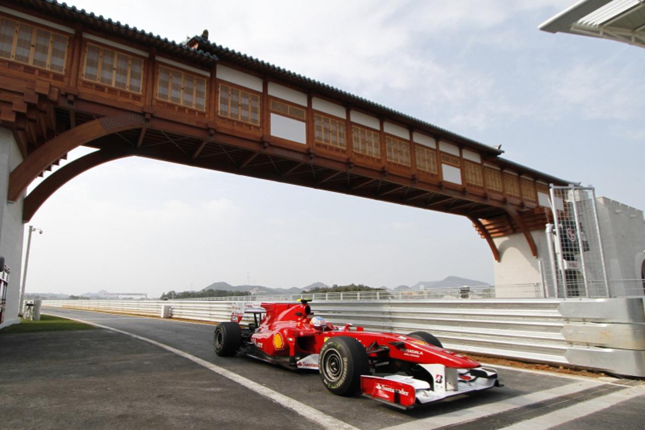 \'Ferrari Formula One driver Fernando Alonso of Spain drives into the pits during the second practice session at the Korea International Circuit in Yeongam October 22, 2010. The first South Korean F1 