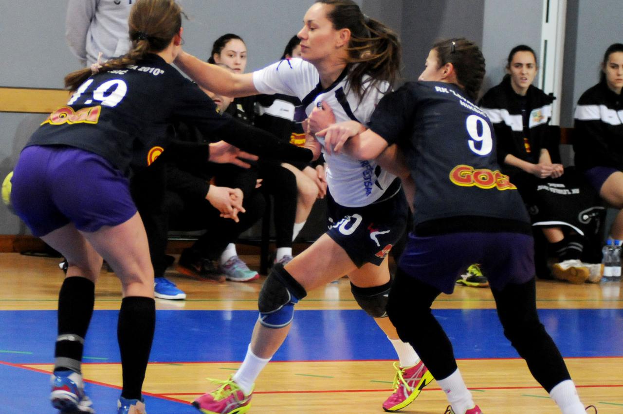 Grude, 14.2.2016. Grude Autoherc - Levalea 2010 (Nikšić) 26:19 (15:8) Andreu Prusinu pokusavaju zadrzati Jovana Milatovic (19) i Bojana Vujicic (9) Snimio: Miljenko Karacic