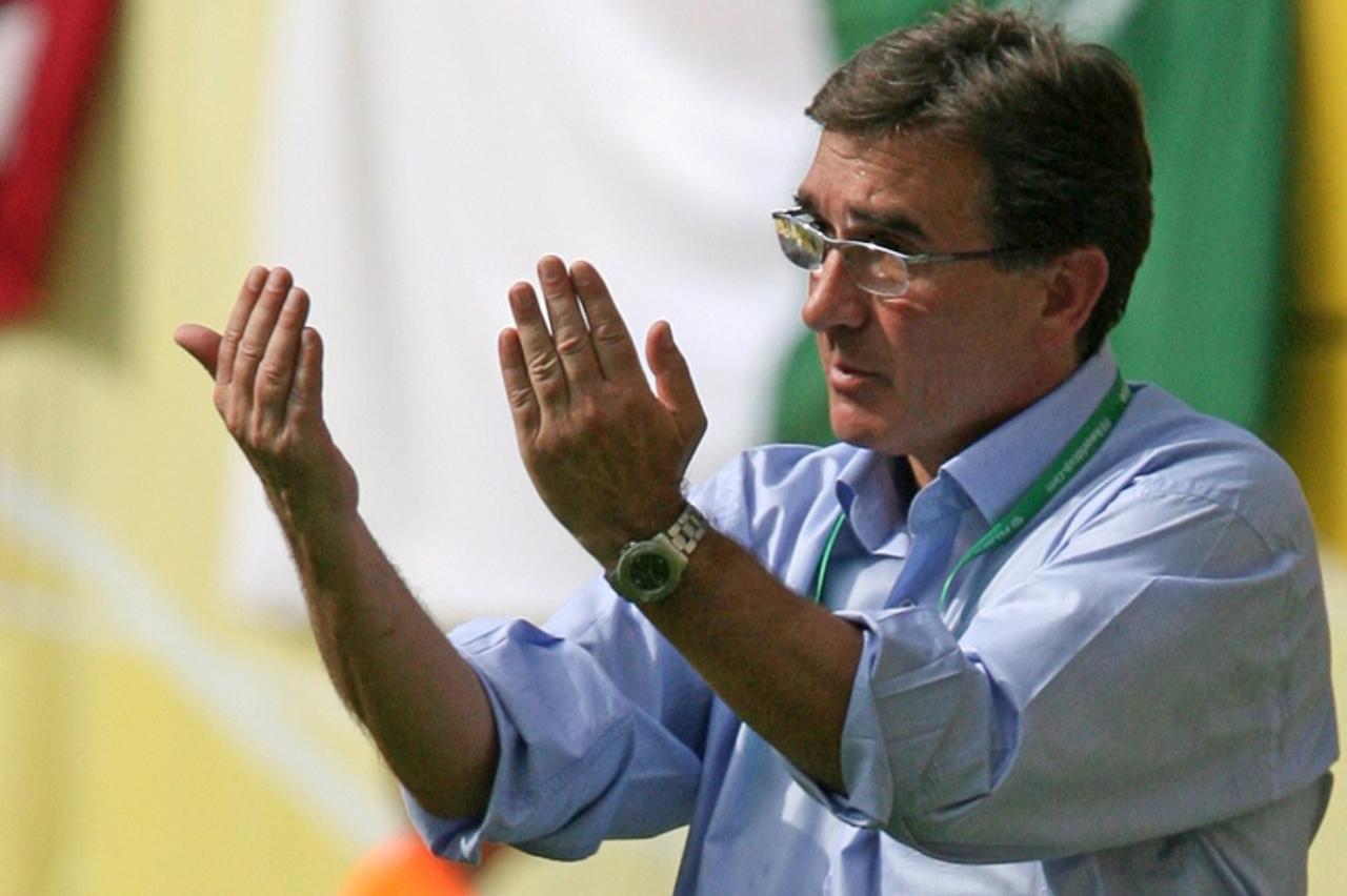 \'Iran coach Branko Ivankovic gestures during their Group D World Cup 2006 soccer match against Angola in Leipzig June 21, 2006.  FIFA RESTRICTION - NO MOBILE USE     REUTERS/Shaun Best        (GERMAN