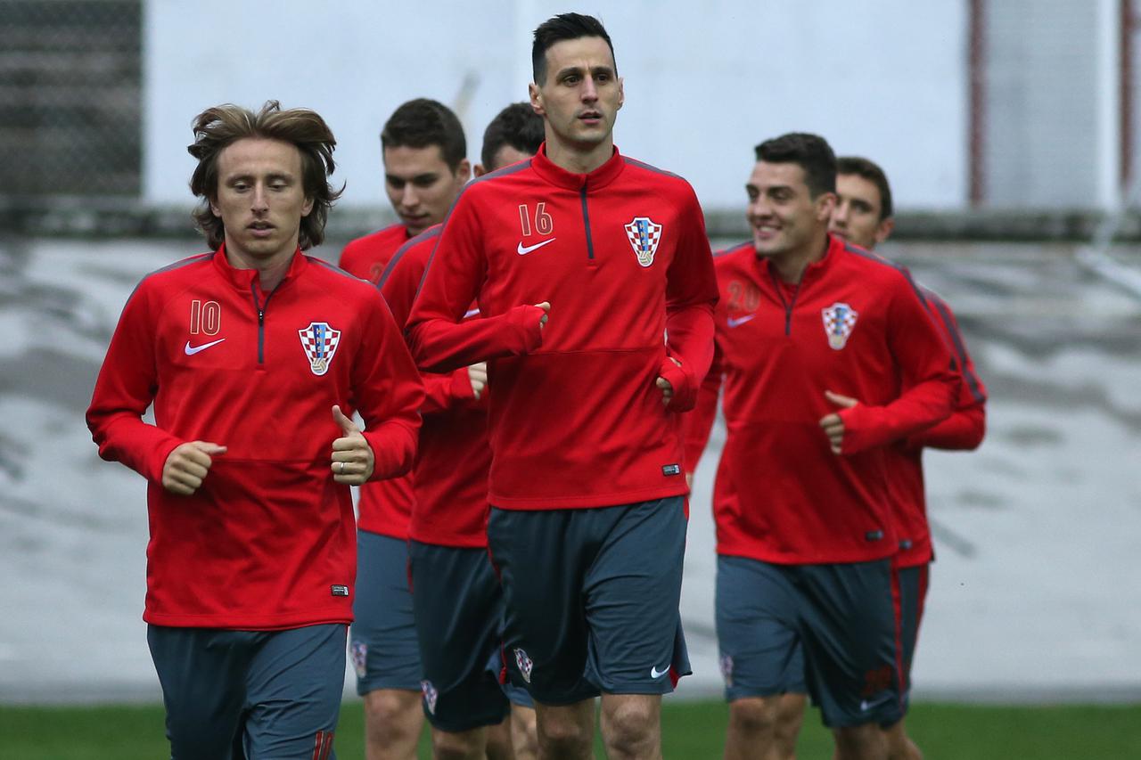 07.10.2015., Zagreb - Na stadionu NK Zagreb u Kranjcevicevoj ulici hrvatska nogometna reprezentacija odradila trening pod budnim okom novog trenera reprezentacije Ante Cacica.  Luka Modric, Lovre Kalinic.  Photo: Robert Anic/PIXSELL