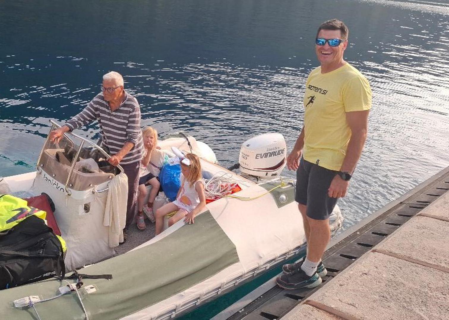 
To je jedino prijevozno sredstvo s kojim se može do uvale Omani u kojem ljeti obitavaju Kostelići.
