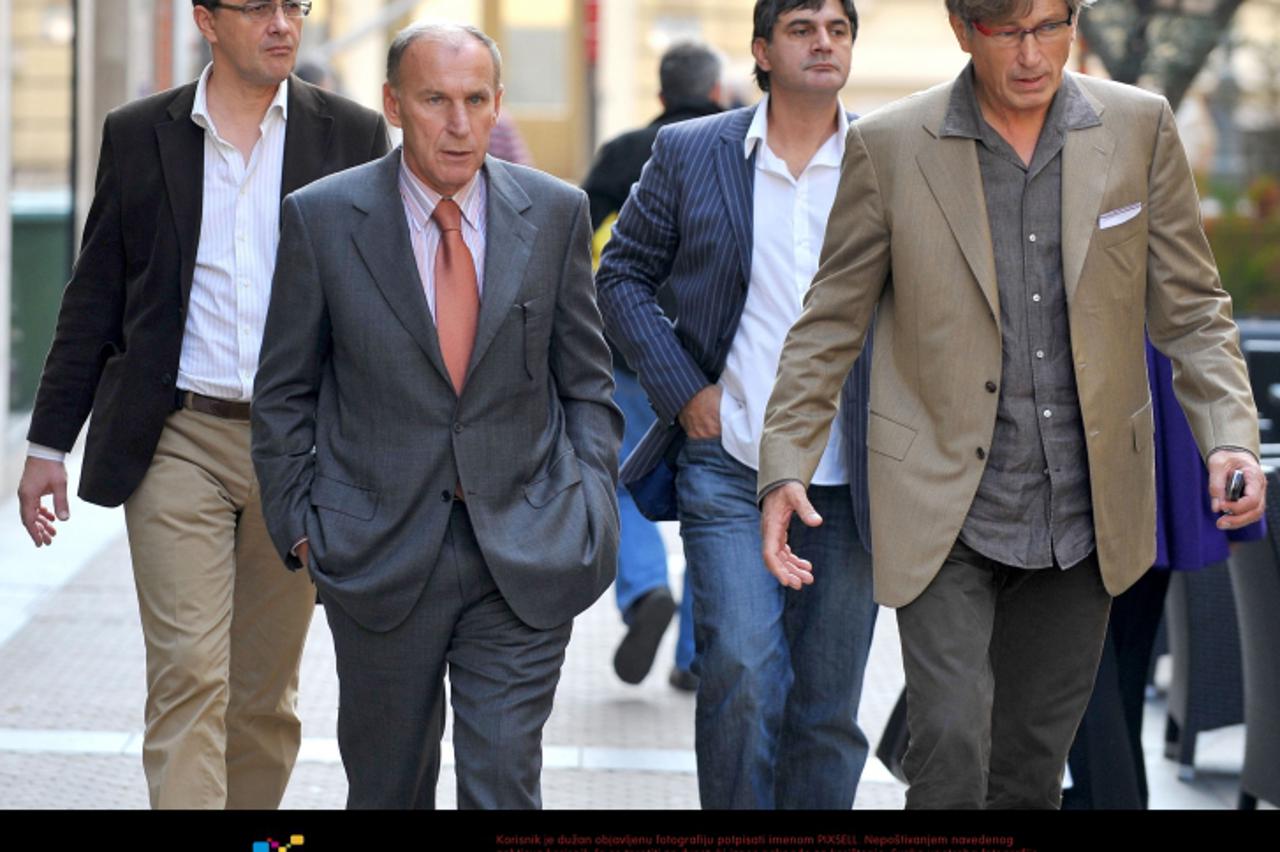 '16.10.2008., Zagreb - Zagrebackim Cvjetnim trgom prosetali su poznati poduzetnik Tomislav Horvatincic i Dragan dzajic, nekadasnji najbolji nogometas srbije i jugoslavije. Photo: Marko Lukunic/Vecern