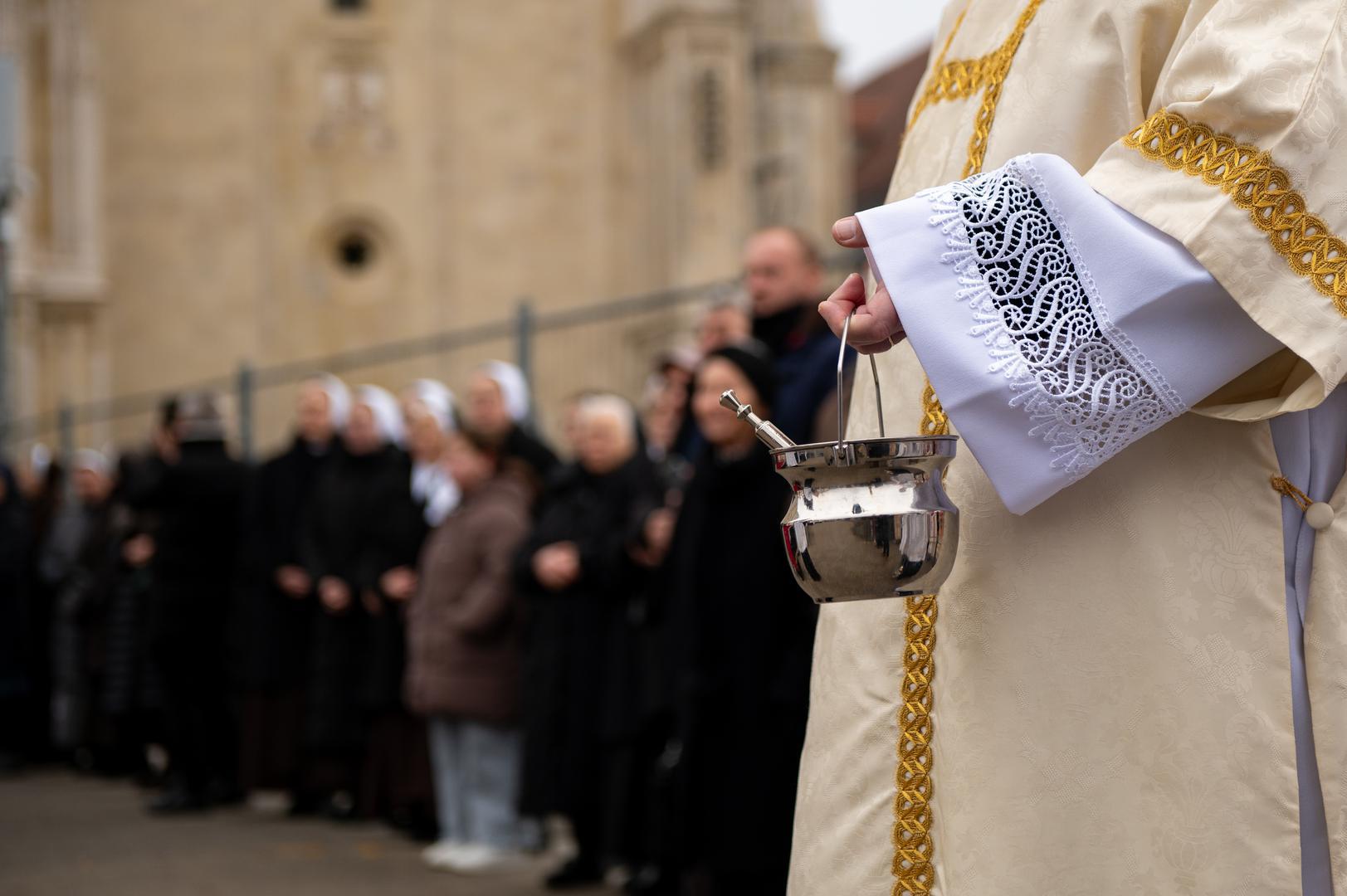 Relikvije su iz Krašića prevezene nakon jutarnje mise u 6 sati koju je predvodio vicepostulator za kauze beatifikacije i kanonizacije Zagrebačke nadbiskupije mr. Tomislav Hačko. 