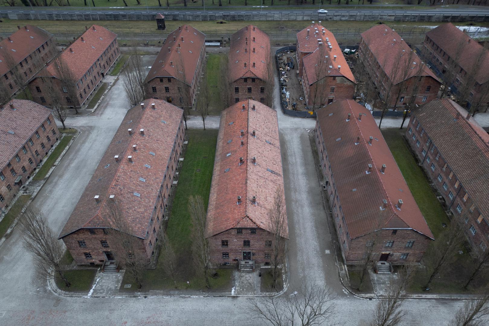 Iako su godine prošle, Auschwitz ostaje snažan simbol ne samo holokausta, nego i borbe protiv mržnje i diskriminacije. Podsjeća nas na važnost poštovanja ljudskih prava, borbe protiv netolerancije, i osiguravanja da se strahote prošlosti nikada ne ponove.
