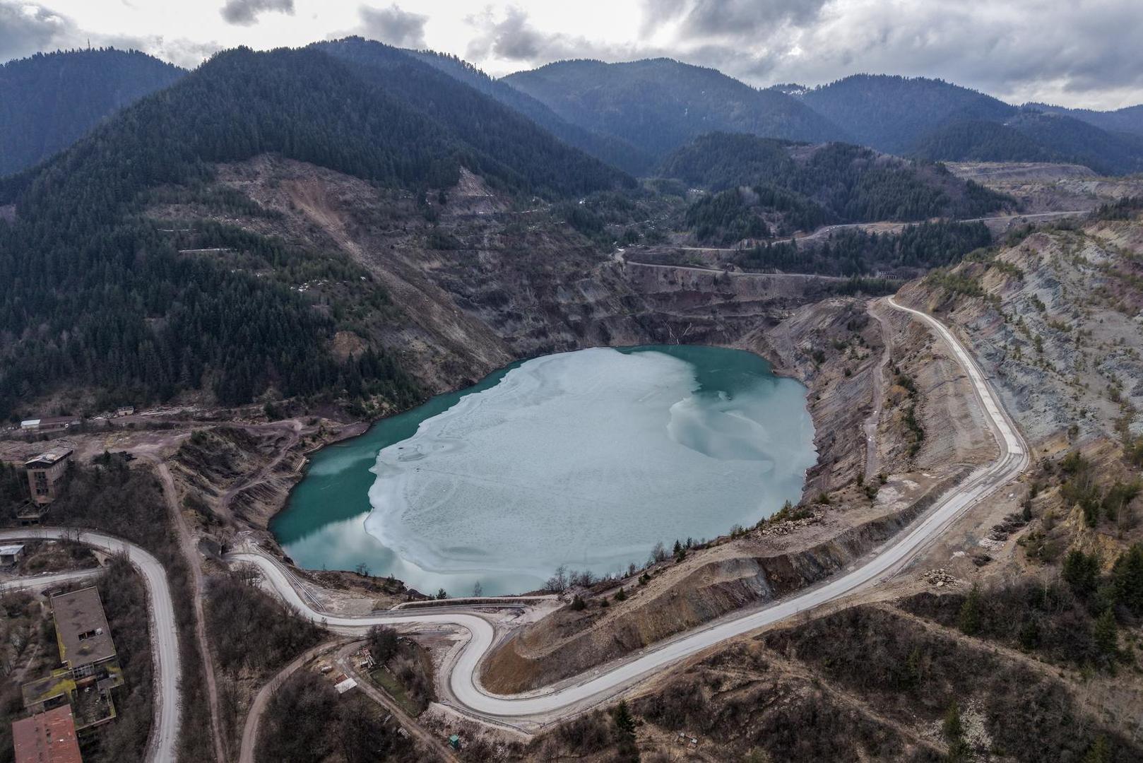 Jezero je smješteno na ulazu u Vareš na mjestu bivšeg površinskog kopa rudnika željeza.
