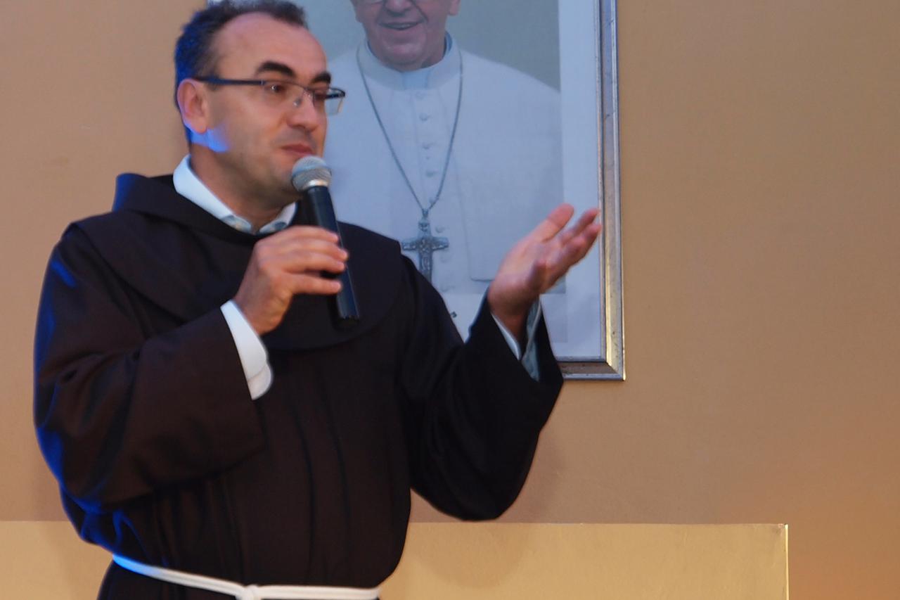 Nazočne na prezentaciji Svete zemlje pozdravio je domaćin medjugorski župnik fra Marinko Šakota. Medjugorje, 26.05.2016.Snimio:Marijan Sivrić