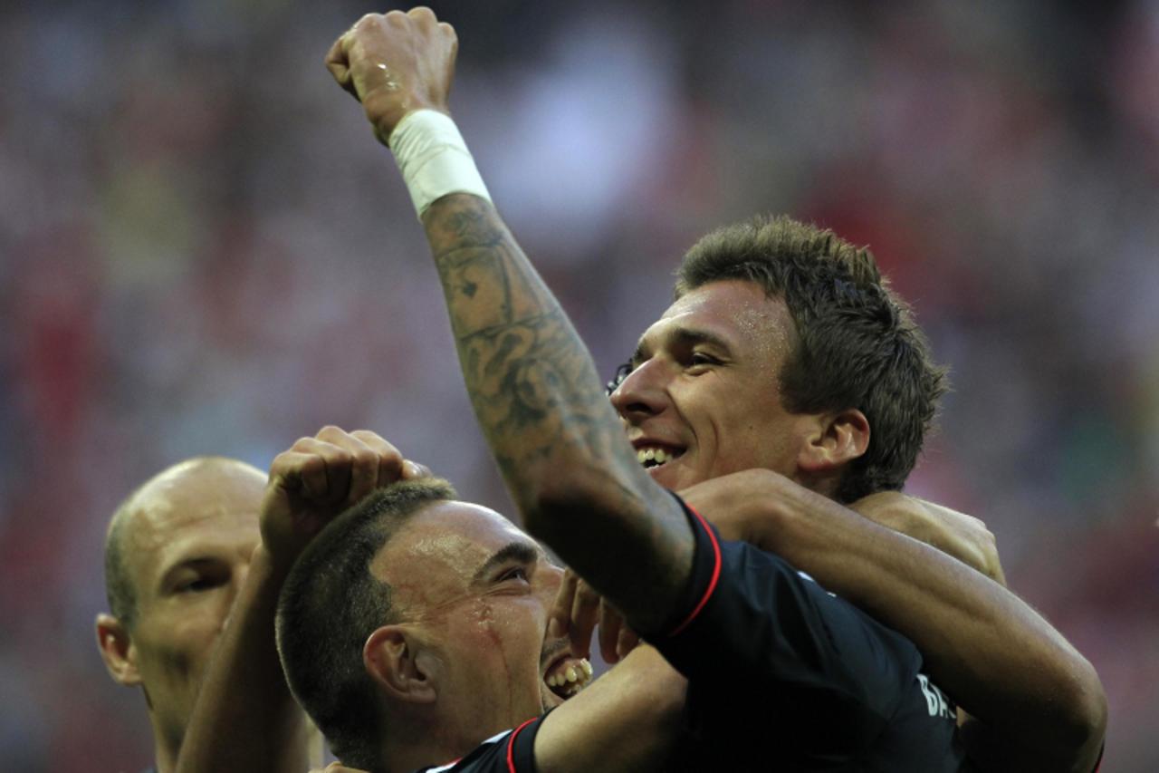 'Bayern Munich\'s Mario Mandzukic (R), Franck Ribery and Arjen Robben (L) celebrate a goal during the German Supercup soccer match against Borussia Dortmund in Munich August 12, 2012.  REUTERS/Michael