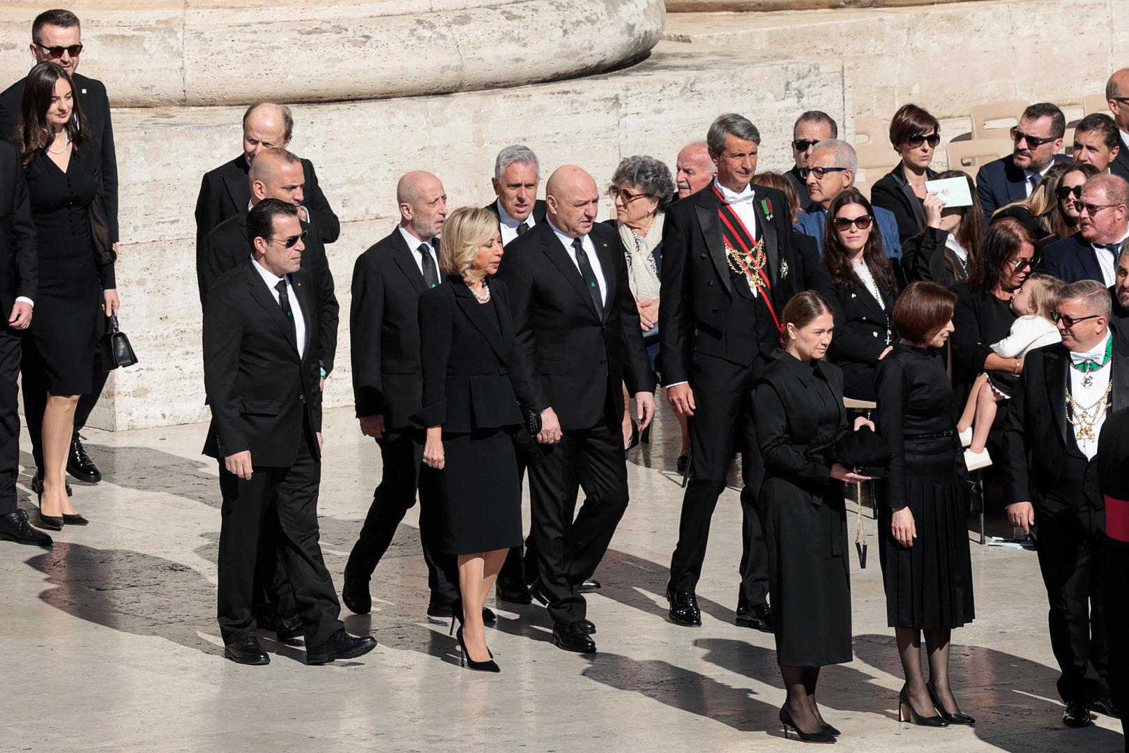 Podsjetimo, Zelenski je na sastanku u Bijeloj kući također bio u karakterističnoj vojnoj uniformi, tada su ga republikanski senator J.D. Vance i predsjednik Donald Trump neizravno kritizirali zbog odabira odjeće, komentirajući kako bi, "s obzirom na važnost trenutka", bilo primjerenije pojaviti se u odijelu. 
