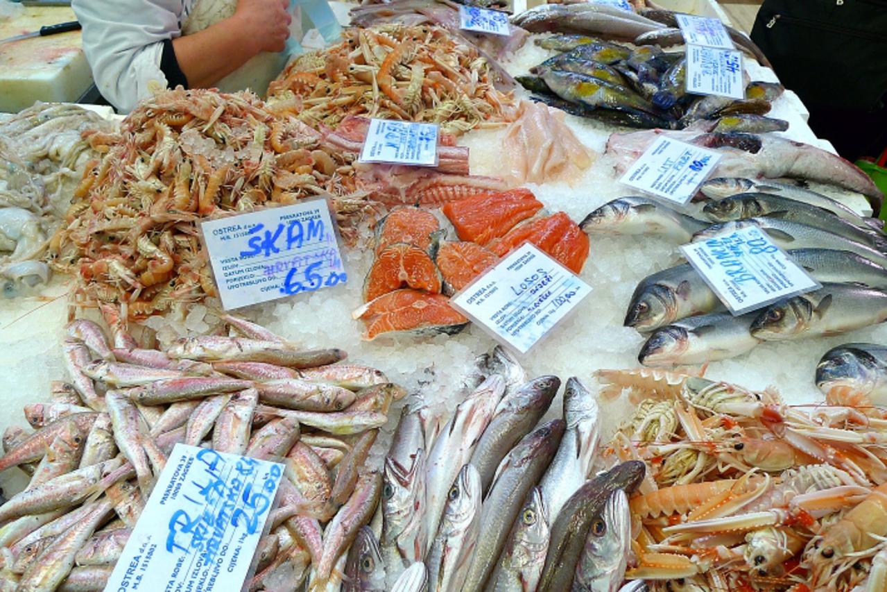 'Zagreb, dolac,  06.04.2009. Trznica Dolac, ribarnica, ponuda ribe... Kao i svakog ponedjeljka radi samo nekoliko prodavaca i ponuda ribe je slaba....  Photo: Patrik Macek/Vecernji list'