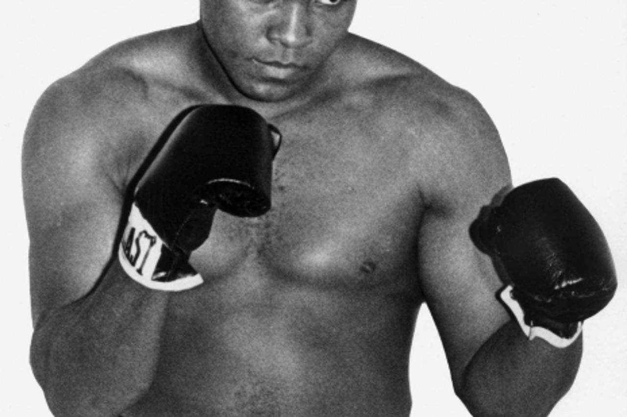 'PRI25 - 19600101 - PARIS, FRANCE : (FILES) - A picture dated 1960 showing US Muhammad Ali in Paris.  The national olympic committees named Pele (soccer), Muhammad Ali (boxing), Carl Lewis (athletics)