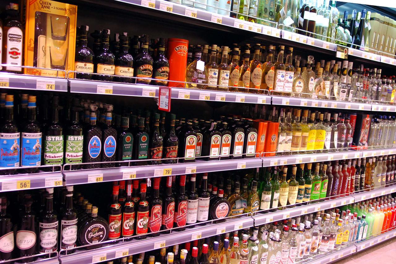 RIJEKA, 13. 12. 2006. - TOWER CENTAR, NOVOGODIŠNJI SHOPING  alkohol  SNIMIO: VEDRAN KARUZA