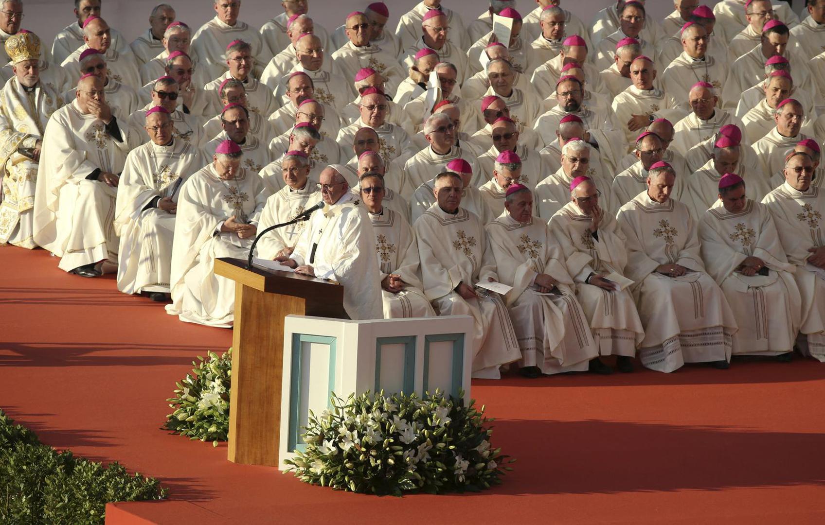 Optužen je da je 1976. godine predao dvojicu svećenika u ruke vojnim vlastima tako što je odbio javno podržati njihov društveni rad u sirotinjskim četvrtima Buenos Airesa, što je razbjesnilo tadašnju huntu, izvijestio je BBC-jev novinar Vladimir Hernández.
