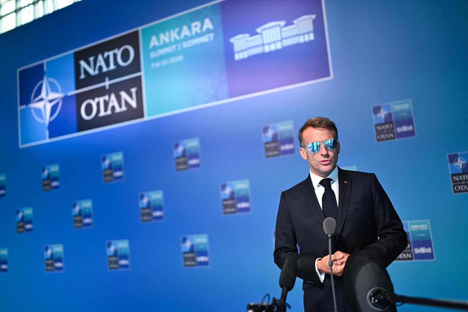 Macron se s naočalama pojavio šest mjeseci nakon što je sličan modni detalj nosio i na Svjetskom ekonomskom forumu u Švicarskoj.
