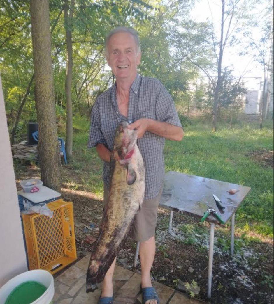 Ivan Anić sa svojim trofejem. San ovog ribolovca, a koji je postao java, je som, točnije somina, težak 17 kilogram i dugačak 1,05 metara. Borba je trajala i 15-ak minuta