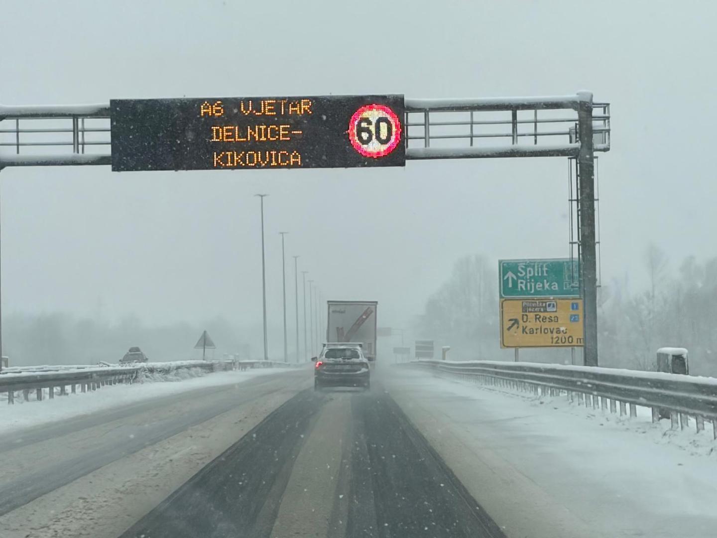 Novinarka Večernjeg lista javlja kako na autocesti A1 u blizini Karlovca nije bajno. Gužve u smjeru mora nema, ali probem stvaraju snijeg i led. Kod Vukove Gorice policija vozače kamiona preusmjerava na alternativne rute 