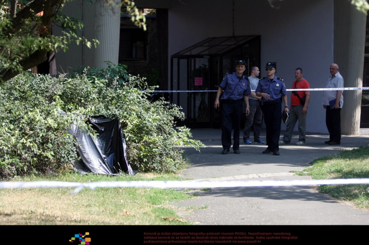 '03.08.2012., Zagreb - U Vukovarskoj ulici pokraj zgrade ministarstva unutarnjig poslova u zbunju jutros je pronadjeno mrtvo tijelo starijeg muskarca. Policija vrsi ocevid.  Photo: Goran Jakus/PIXSELL
