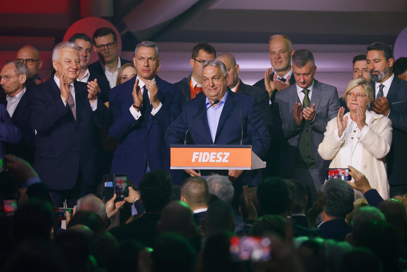 Prema njegovim riječima, kako prenosi Telex.hu, predstojeći dani bit će posvećeni zacjeljivanju rana, ali potom će se posao nastaviti. Orbán je na kraju poželio svima puno snage i dobro zdravlje, a njegov cijeli govor nije trajao ni tri i pol minute.

