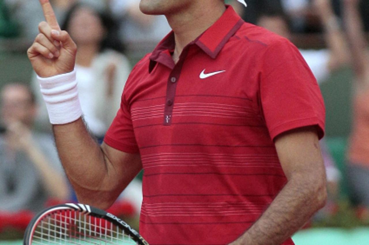 \'Switzerland\'s Roger Federer reacts after winning over Serbia\'s Novak Djokovic during a semi final at the French Open tennis championship at the Roland Garros stadium, on June 3, 2011, in Paris.   