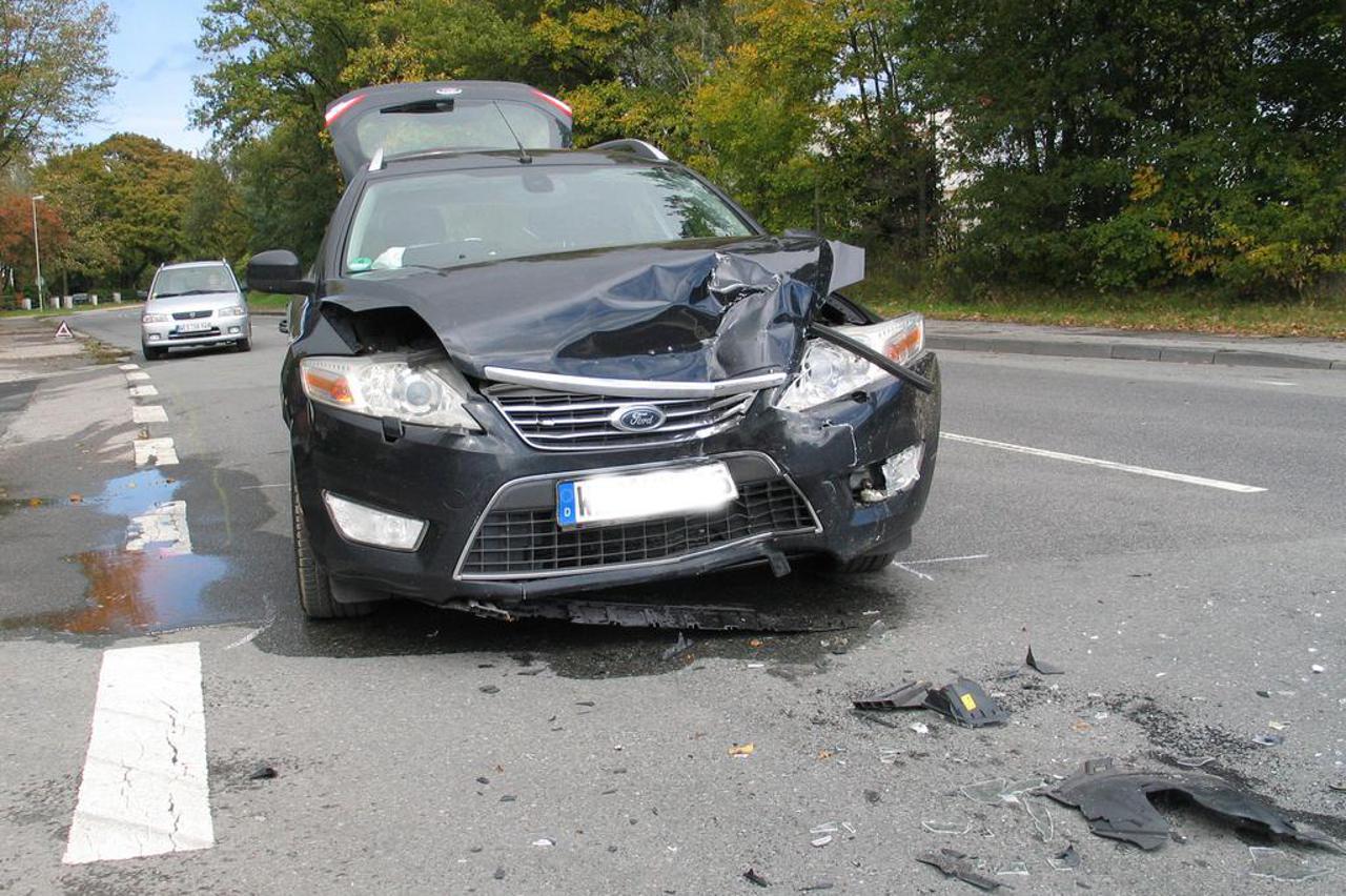 Bei diesem Unfall sind am Mittwochmittag drei Menschen verletzt worden.