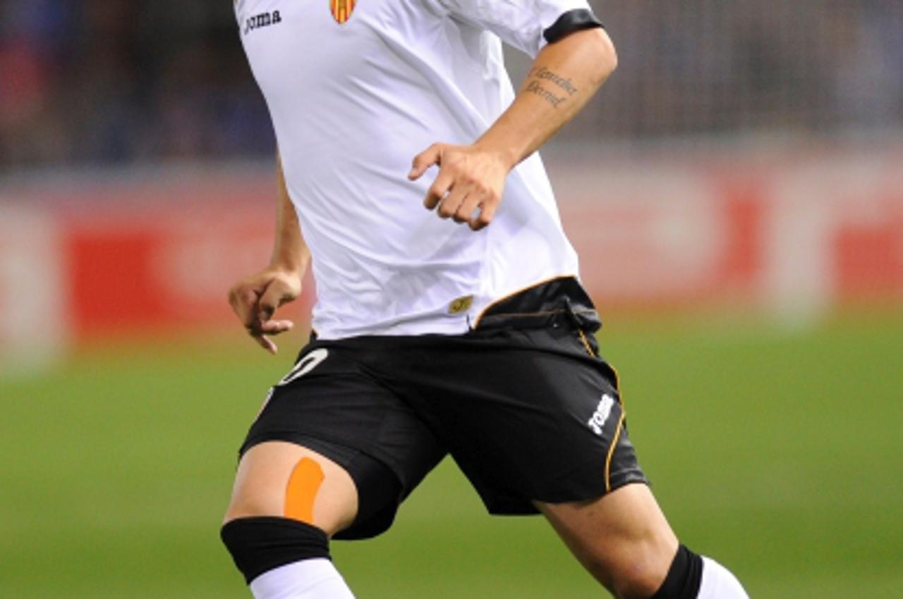 'Valencia\'s midfielder Ever Banega fights for the ball during a UEFA Champions League qualification football match against Valencia at the Fenix stadium in Genk on September 13, 2011. AFP PHOTO JOHN 