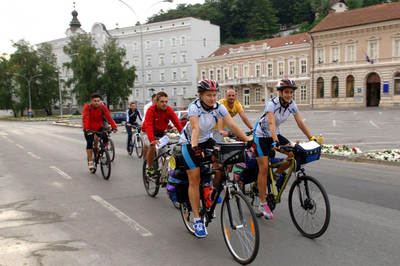 Požeške studentice krenule biciklima prema Međugorju (1)