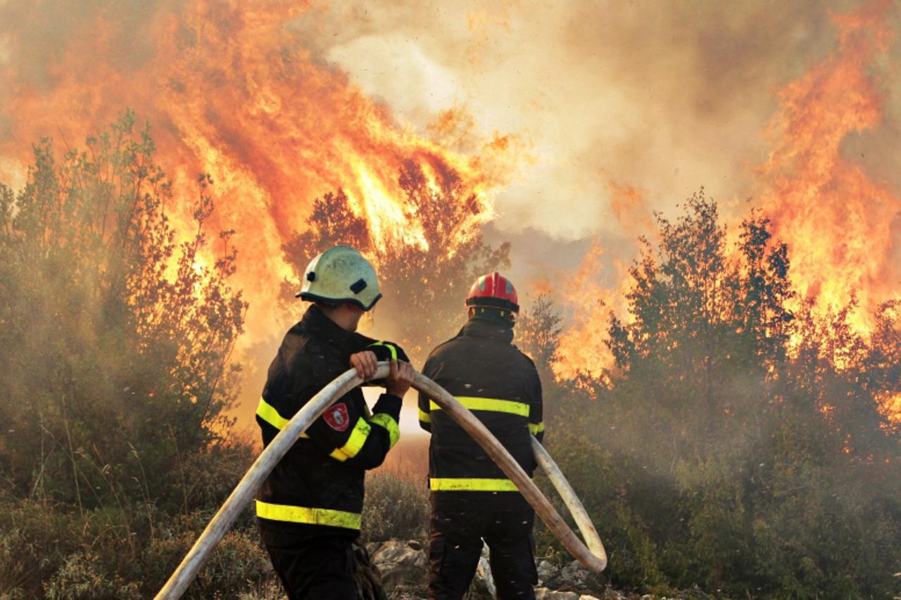 '17.08.2012.,Grabovci -  Veliki pozar zaprijetio je Grabovcima i jos je neizvjesan ishod.Vatrogasci ulazu nadljudske napore zajedno s lokalnim stanovnistvom i pred njima je neizvjesna noc.Gori u Gacel