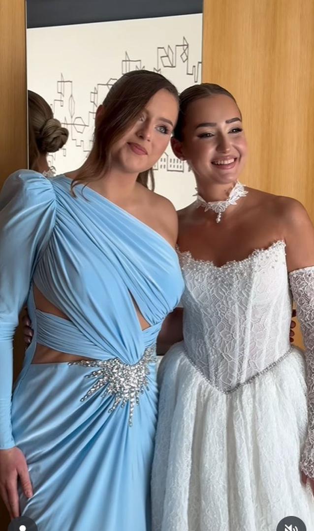 Dodajmo i da najstariju Thompsonovu kći nemamo prilike često vidjeti, a jedna od rijetkih bila je na vjenčanju njezine sestrične Lejdi Perković i plesača Ivana Jarneca. Kao i ostale djeveruše, Diva Marija na vjenčanju je nosila haljinu u svijetloplavoj boji, a kosu je zavezala u elegantni rep i ostavila je nekoliko pramenova da padaju preko lica.
