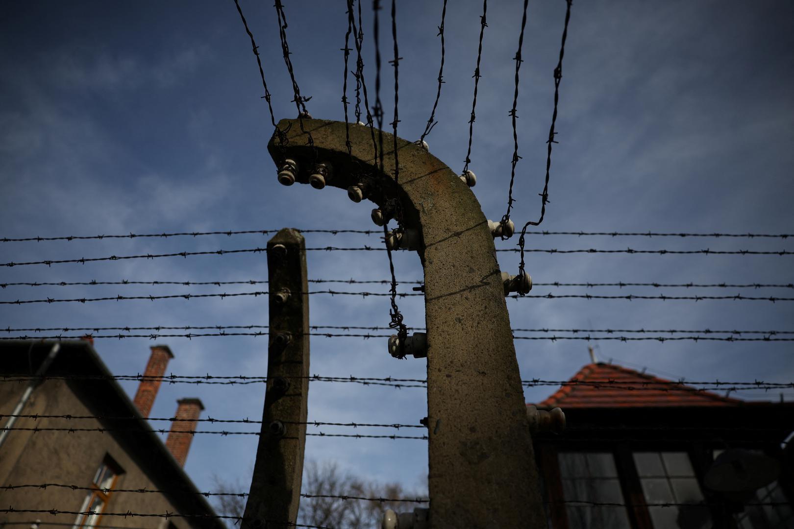 U najvećoj tvornici smrti u Drugom svjetskom ratu točan broj mrtvih nije poznat sa sigurnošću, ali povjesničari ocjenjuju da je pogubljeno ili umrlo od bolesti, gladi i iscrpljenosti oko 1,1 milijun muškaraca, žena i djece, od kojih oko milijun Židova.
