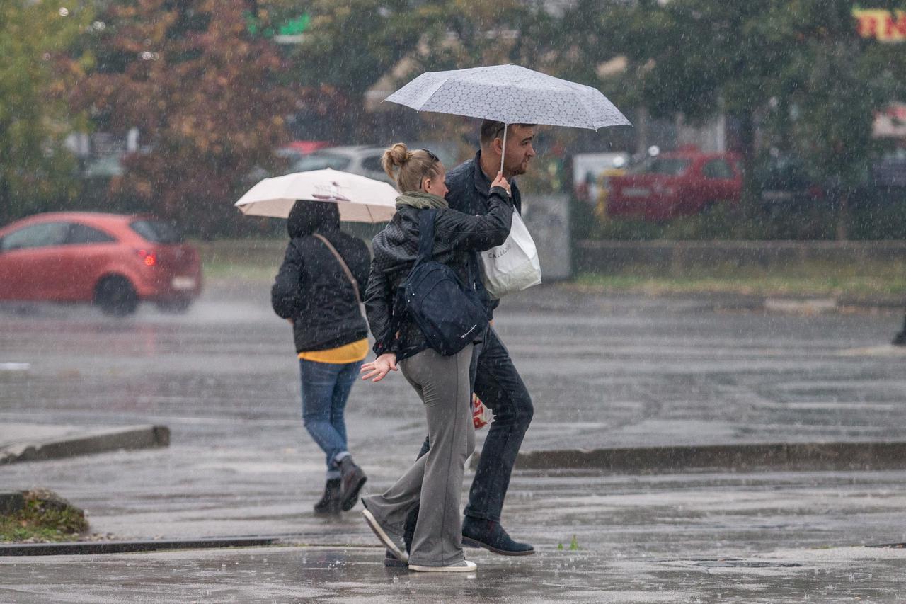 15.10.2016., Zagreb -  U popodnevnim satima jak pljusak zahvatio je gradske ulice i gradjane koji su se zatekli vani.  Photo: Davor Puklavec/PIXSELL