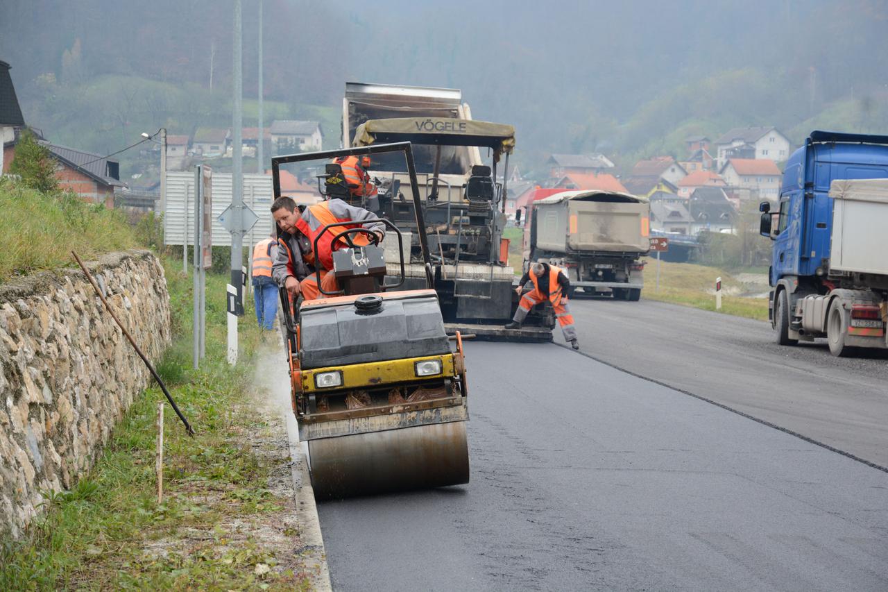 21.11.2014., Durmanec - Hrvatske ceste izvode radove obnove kolnika i stijena na Zagorskoj magistrali D1 izmedju Krapine i GP Macelj u vrijednosti od 11 milijuna kuna.  Photo: Matija Topolovec/PIXSELL