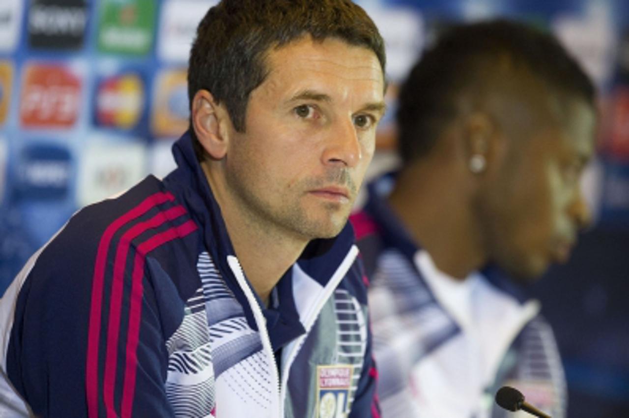 'French football team Olympique Lyonnais\' coach Remi Garde takes partt in a press conference at the Amsterdam ArenA for the Champions League match against Ajax, on September 13, 2011. AFP PHOTO / ANP