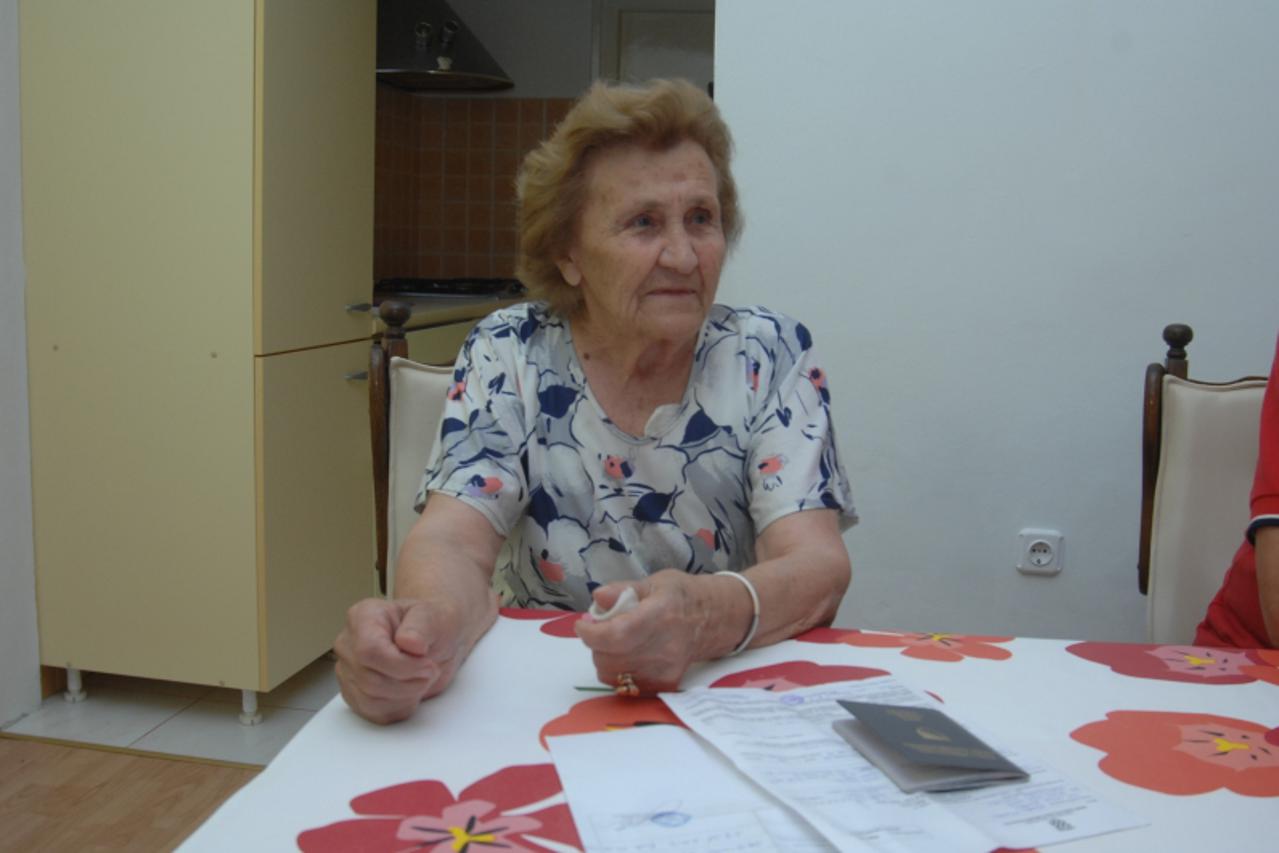 '07.08.2013. Bjelovar, U RALJAMA BIROKRACIJE - Dolazeći 27. lipnja u posjet kćerki i zetu u Bjelovar 85-godišnja Radmila Kragulj iz Laktaša (BiH) nije ni slutila da će zbog ulaska HR u EU proživjeti p