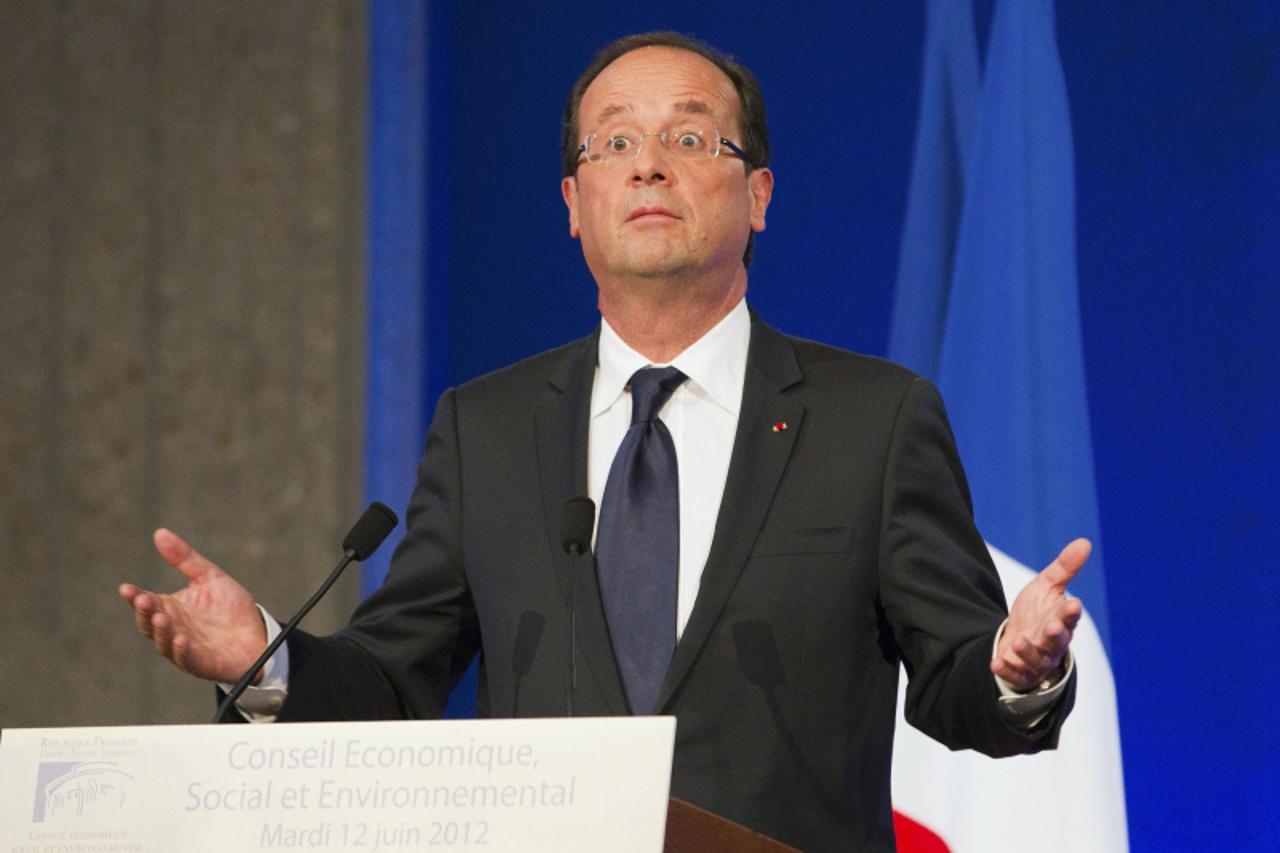 'French President Francois Hollande delivers a speech at the French Economic and Social Council headquarters in Paris June 12, 2012.  REUTERS/Jacques Brinon/Pool    (FRANCE - Tags: POLITICS)'