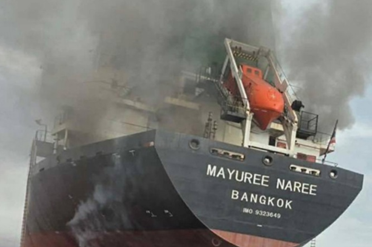 brod gori u hormuškom tjesnacu