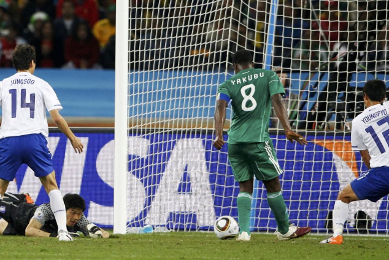 'Nigeria\'s Yakubu Aiyegbeni misses a goal against South Korea during a 2010 World Cup Group B soccer  match at Moses Mabhida stadium in Durban June 22, 2010. REUTERS/Mike Hutchings (SOUTH AFRICA  - T