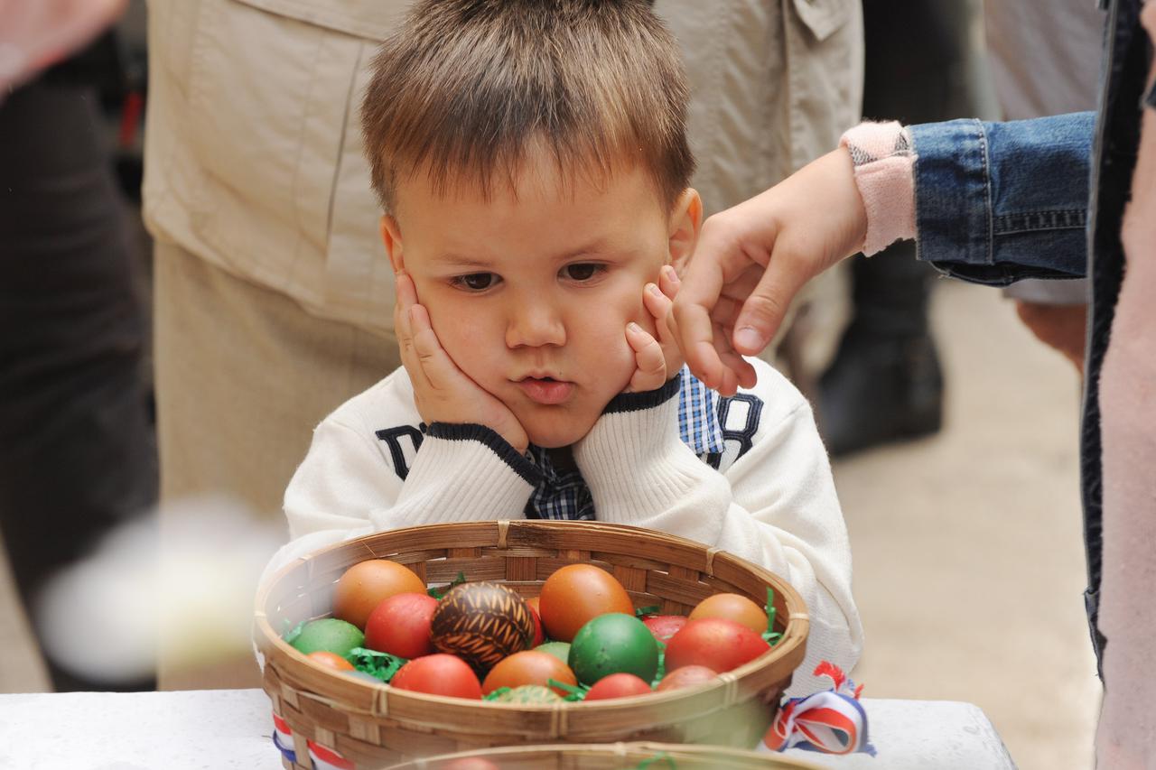 20.04.2014., Vodice - Prema starim obicajima u Bosni i Hercegovini, Zajednica Hrvata iz BiH Sibensko-kninske zupanije, nakon nedeljne Uskrsne mise u Vodicama organizirala je tradicionalni turnir u tucanju jajima koji je privukao veliki broj Vodicana i nji