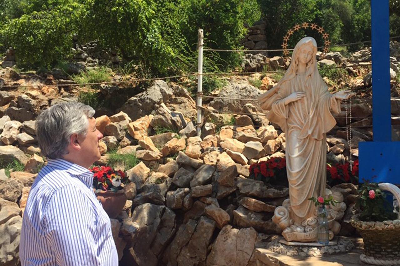 Novi predsjednik Europskog Parlamenta Antonio Tajani u molitvi kraj Plavog križa na Brdu ukazanja u Bijakovićima u međugorskoj župi. Medjugorje, 18.01.2017.Snimio:Marijan Sivrić 