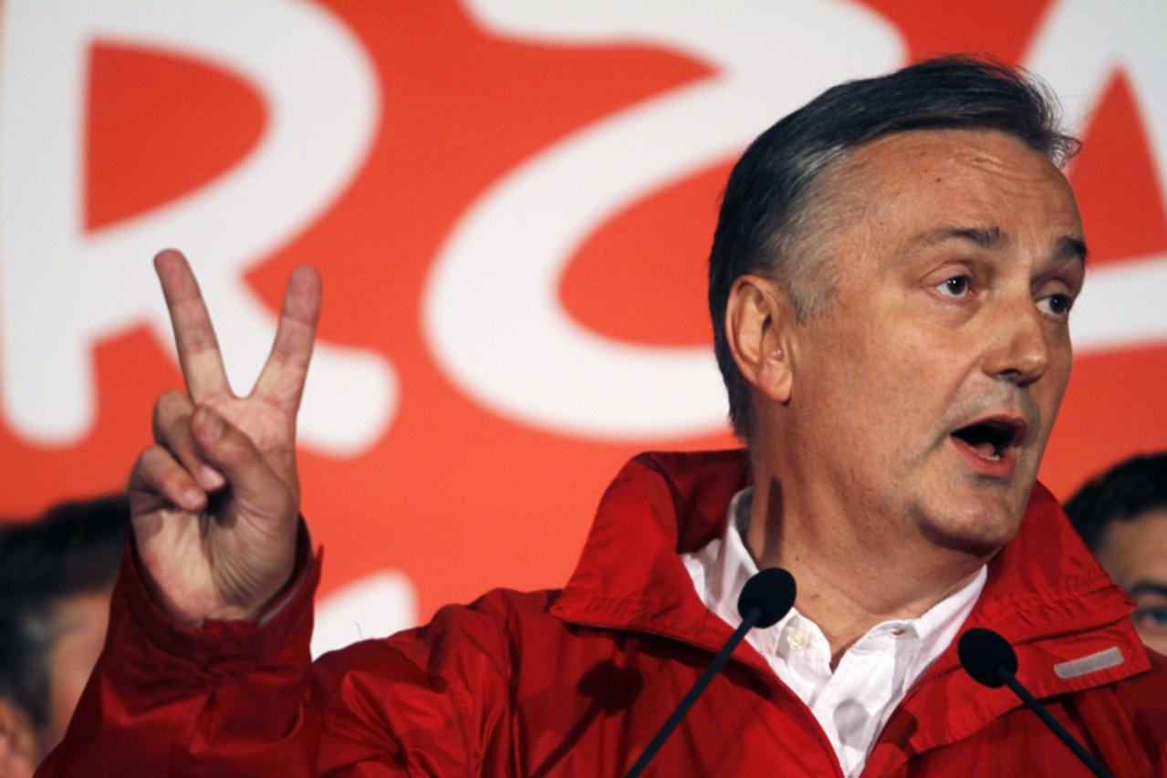 \'Social Democratic Party president Zlatko Lagumdzija attends a news conference in Sarajevo, early October 4, 2010. REUTERS/Dado Ruvic (BOSNIA AND HERZEGOVINA - Tags: ELECTIONS POLITICS)\'