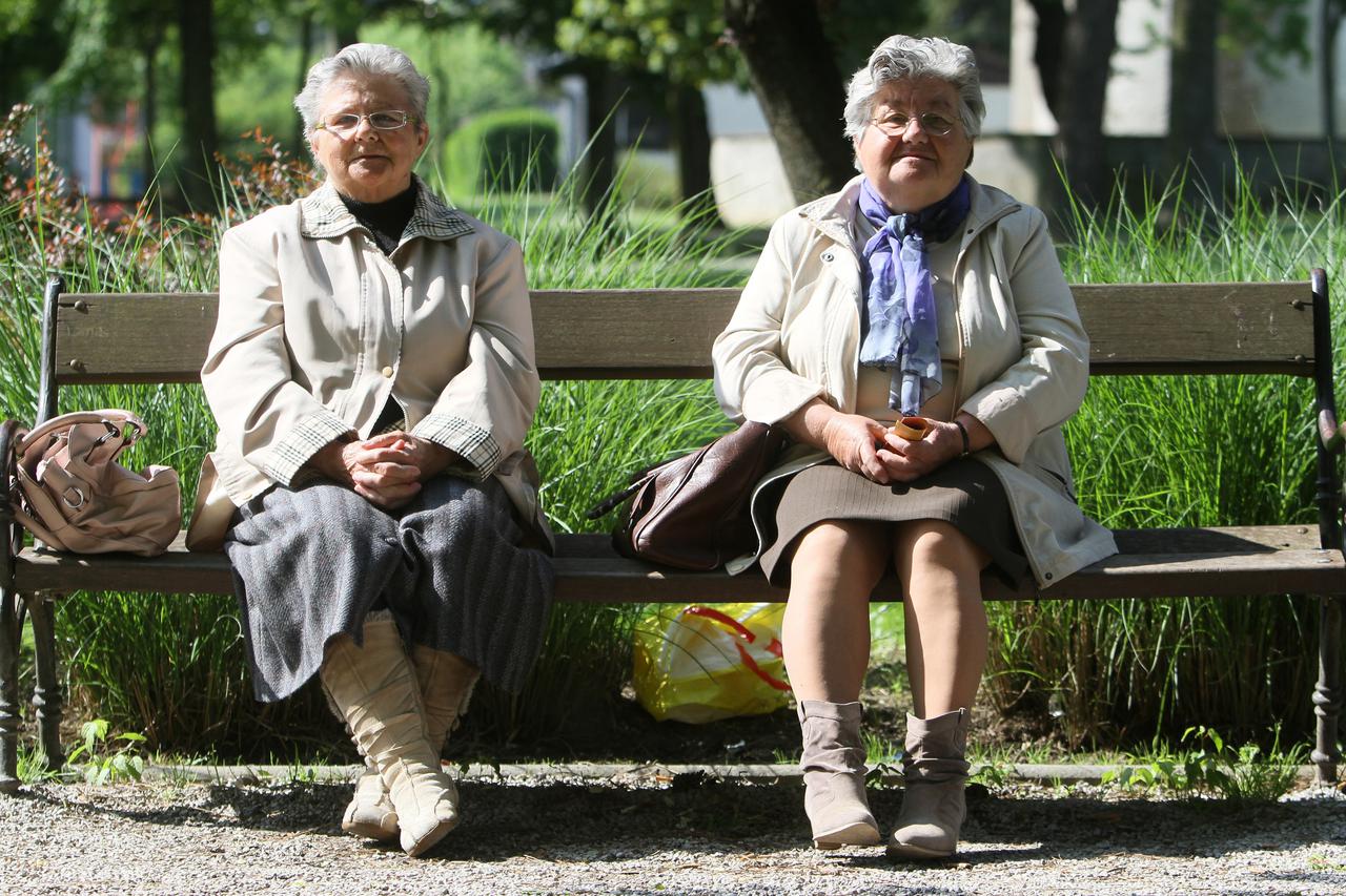 07.05.2014., Koprivnica - Gradjani koriste suncano i toplo vrijeme da sami ili s partnerom uzivaju u setnji  ili da kratko pobjegnu od uzurbanog zivota i gradske guzve. Neki kao da ne primjecuju ljepotu koja ih okruzuje jer su zadubljeni u razmisljanja o 