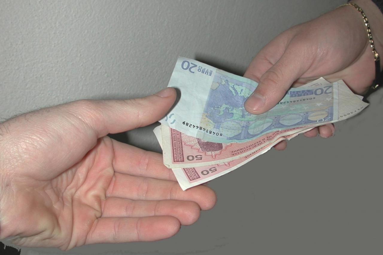 'ZA POKBIH/nerazmjerno male prijave poreza na jednoj strani i veliko bogastvo na drugoj strani su razlog zbog kojeg ce inspektori provjeravati gradane/snimio>dalibor ravic mito korupcija novac euro'