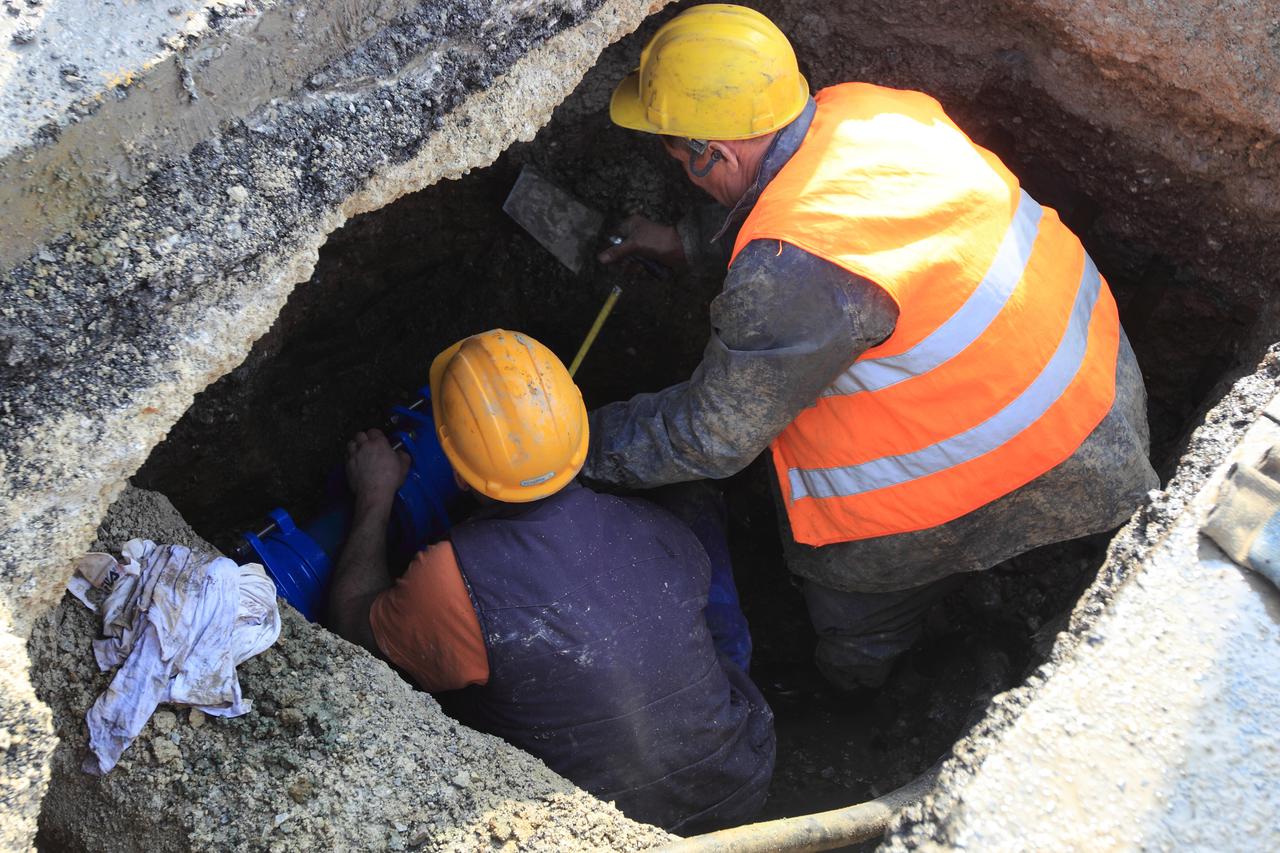 06.02.2012., Zagreb -  U Savskoj cesti kod broja 21 pukla je cijeva za vodu. Radnici rade na otklanjaju kvara. Photo: Zeljko Lukunic/PIXSELL