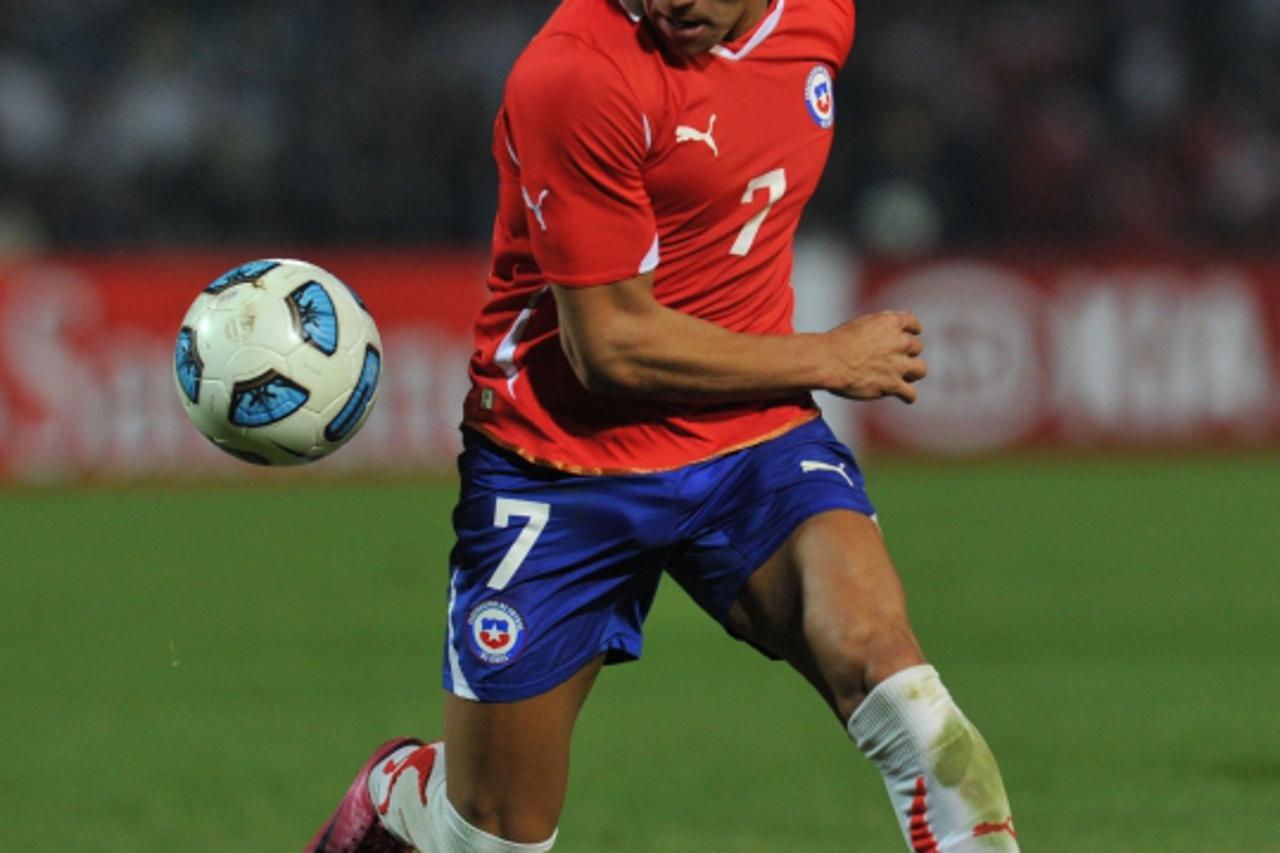 'Chilean forward Alexis Sanchez controls the ball during the 2011 Copa America Group C first round football match against Uruguay, held at the Malvinas Argentinas stadium in Mendoza, 1058 Km west of B