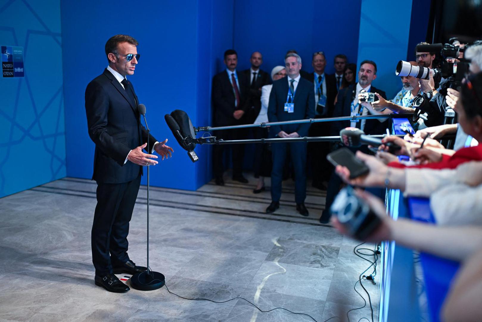 U srijedu ujutro, uoči glavnih sjednica summita, Macron je ponovno viđen s istim naočalama dok je trčao u parku Segmenler u ankarskoj četvrti Cankaya.
