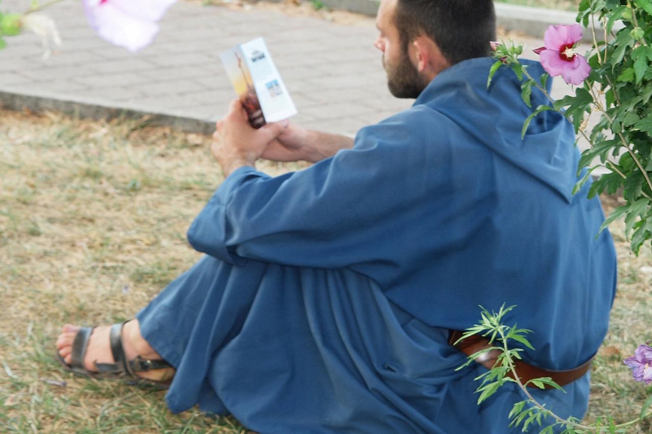 Mladi svećenik umolitvi . Medjugorje,04.08.2015.Snimio:Marijan Sivrić       