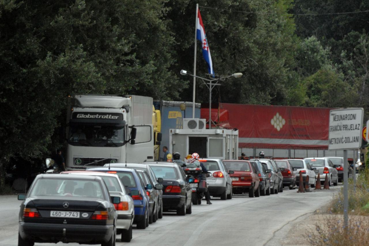 'POK BIH...DOLJANI-METKOVIC... MEDJUNARODNI GRANICNI PRIJELAZ... FOTO: ZORAN GRIZELJ 24.07.2008...RADI VELIKIH PROMETNIH CEPOVA MEDJUDRZAVNIM SPORAZUMOM GRANICNI PRIJELAZ POMAKNUT JE U TERITORIJ BIH'