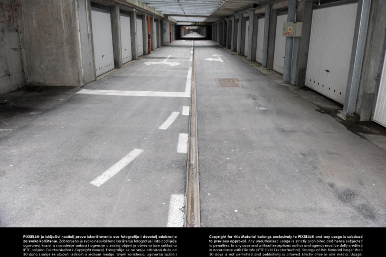 '05.02.2013., Sesvete - U naselju Sopnica - Jelkovec preko dvije tisuce garaza je prazno, jer stanari zgrada nemaju novca za preskupi najam. Buduci da se garaze ne koriste nepoznati pocinitelji devast