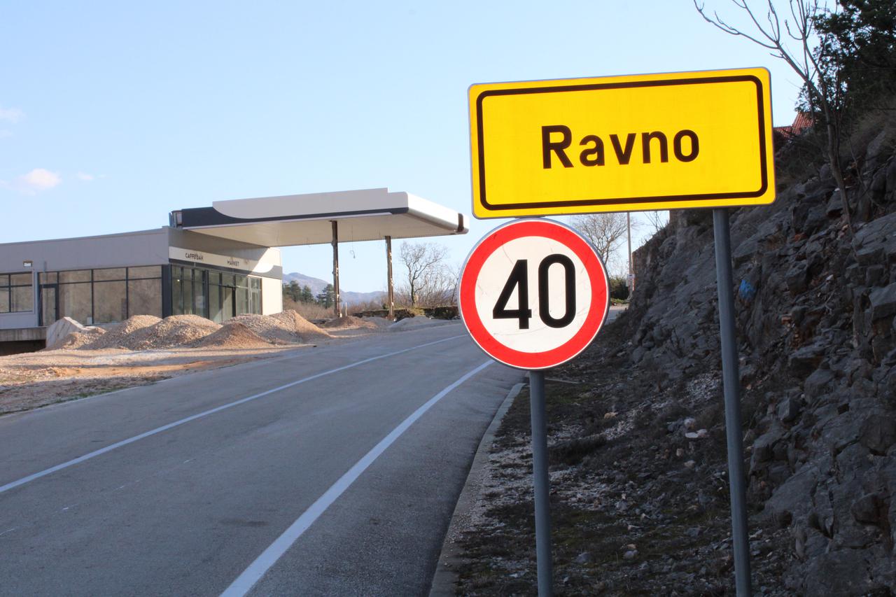 Benzinska u Ravnom