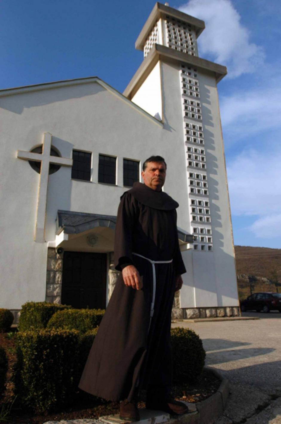 'SIROKI BRIJEG......IZBICNO....FRA FRANJO MABIC......SVECENIK KUHAR, PISAC.....FOTO: ZORAN GRIZELJ 25.04.2006.....ISPRED CRKVE U IZBICNU'