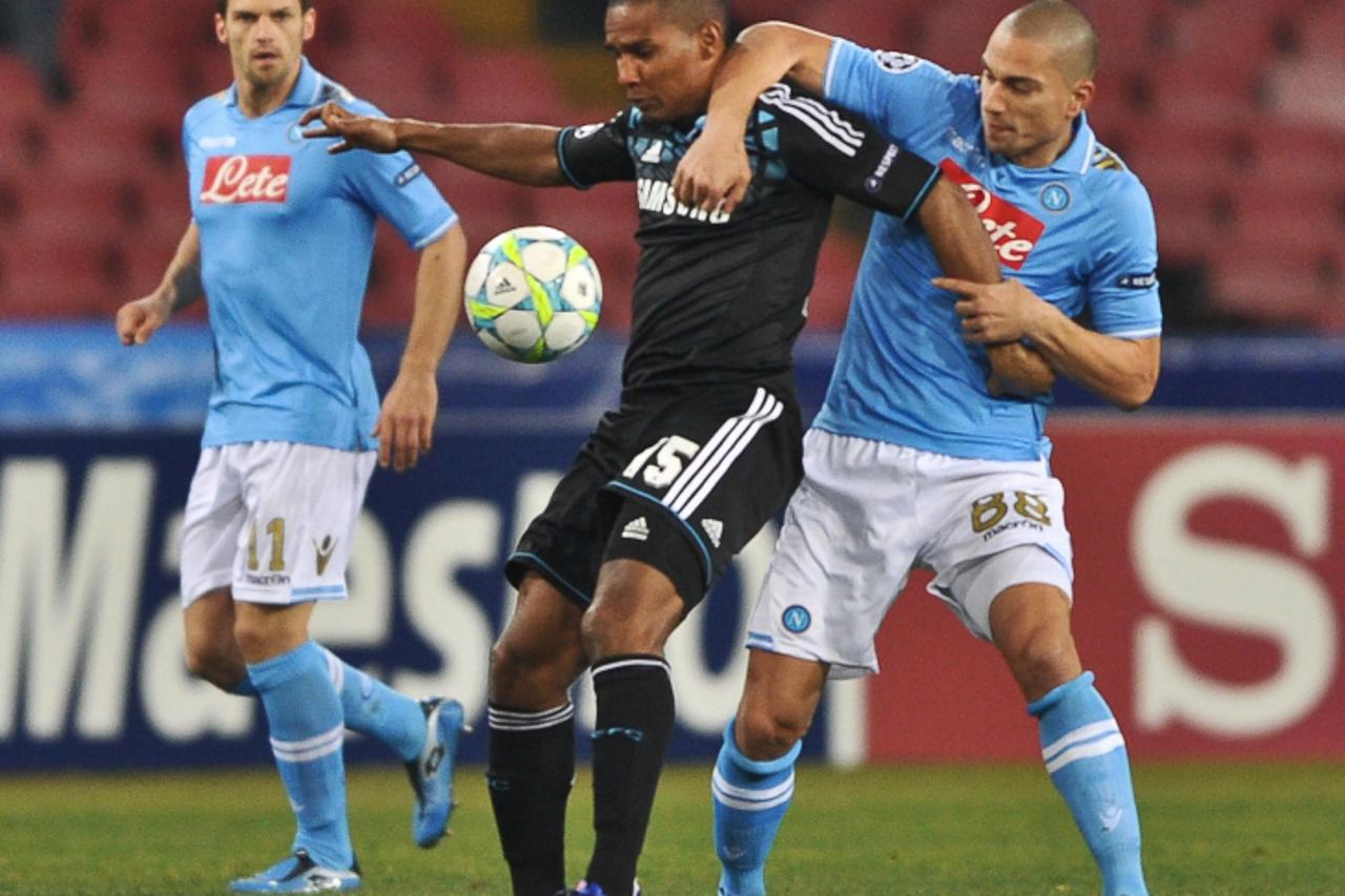 'Chelsea's French midfielder Florent Malouda (C) fights for the ball against Napoli's Swiss midfielder Gokhan Inler during the UEFA Champions League football match at Naple's San Paolo stadium on F