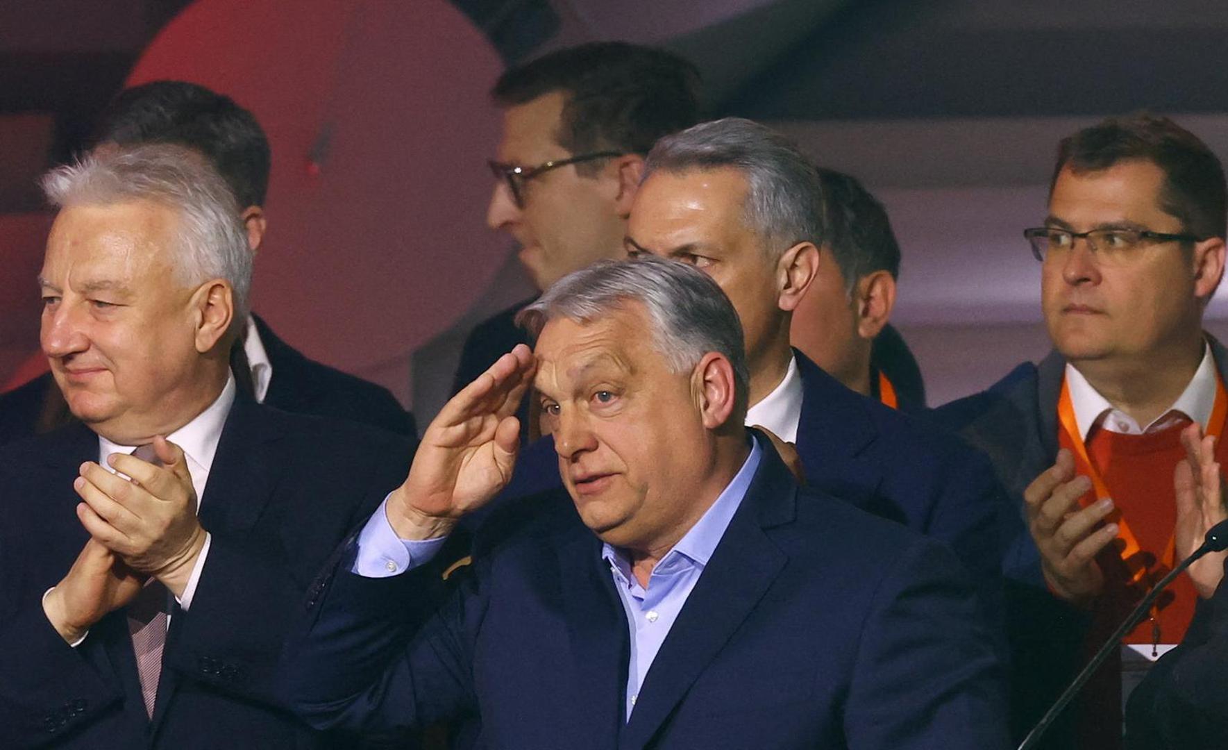 "Bez obzira na to kako se stvari razvijale, mi ćemo i iz oporbe služiti našoj domovini", poručio je Orbán. 
